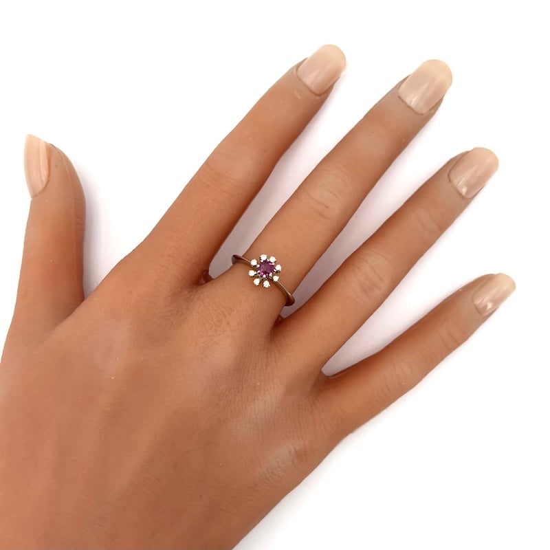 Circular ruby and diamond flower ring ; 3.68 gr. - 3