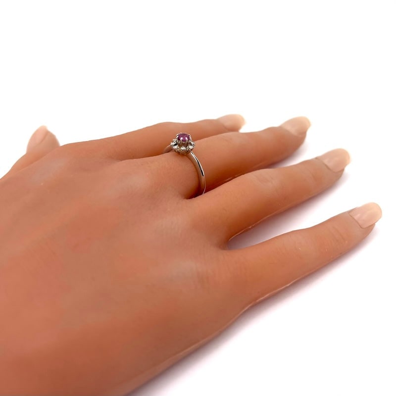 Circular ruby and diamond flower ring ; 3.68 gr. - 5