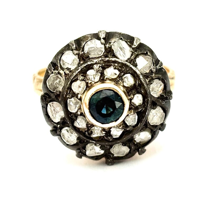 Vintage sapphire and diamond patch ring; 6.13 gr.: Poetic vintage 1950s-60s demode circular patch ring proposal! Fascinating antique-style circular patch ring in yellow gold with beautiful central sapphire and double-round perimeter diamonds, mounted