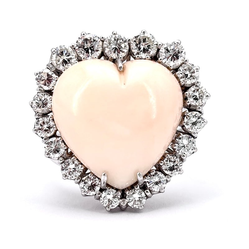 Pink coral, diamonds and white gold maxi heart ring; 10.68 gr.: Gorgeous, majestic and dramatic maxi heart masterpiece ring in natural pink coral, diamonds and 18 kt white gold. A romantic, intense and unforgettable touch of distinctive femininity! Our