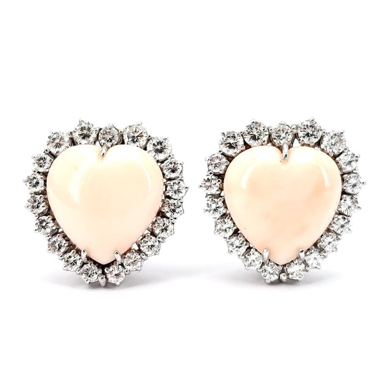 Pink coral maxi lobe earrings with pink coral hearts, diamonds and gold; 17.42 gr.: Enchanting and passionate earrings, majestic and dramatic heart-shaped masterpieces made of natural pink coral, diamonds over 3 ct and 18 kt white gold. A romantic, intense and unforgettable touch