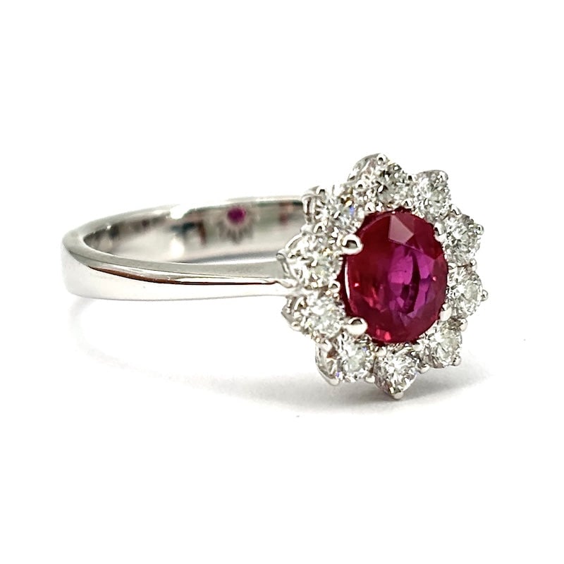Daisy ring ruby and diamonds; 4 gr. - 2