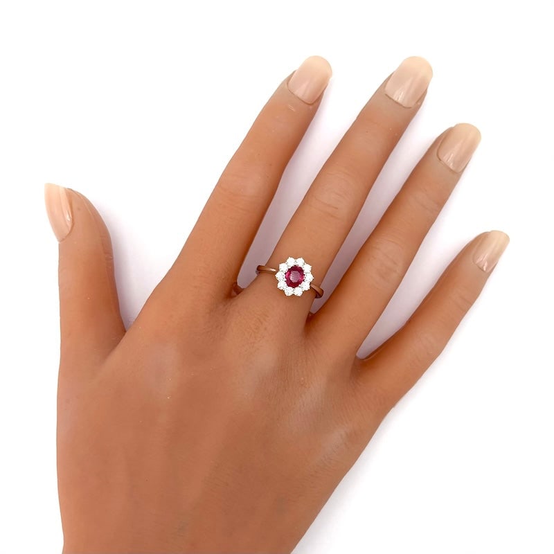 Daisy ring ruby and diamonds; 4 gr. - 3