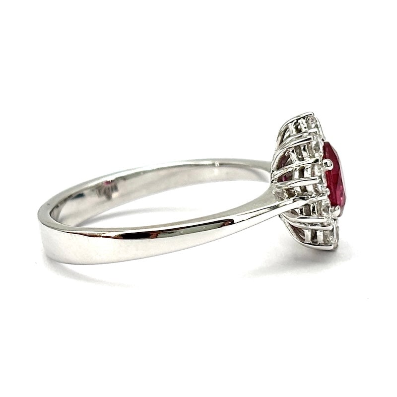 Daisy ring ruby and diamonds; 4 gr. - 4