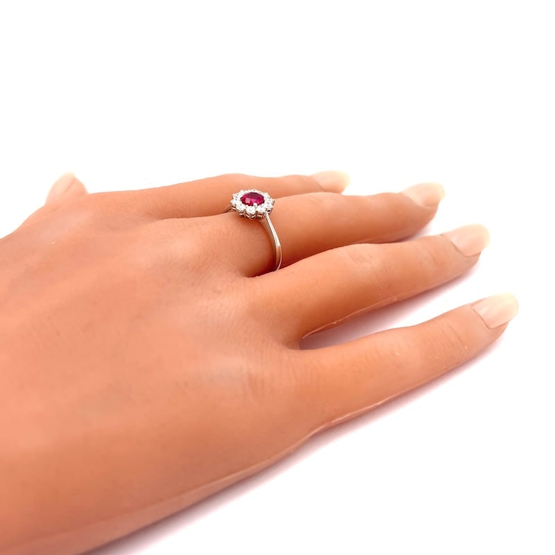 Daisy ring ruby and diamonds; 4 gr. - 5