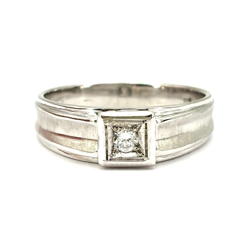 Men's diamond solitaire band ring, 18Kt white gold; 5.88 gr.: Beautiful unisex band ring, in 18 kt satin white gold, with central solitaire diamond on square bezel. A universal and timeless ring for a must-have, bargain men's jewelry! Our company's