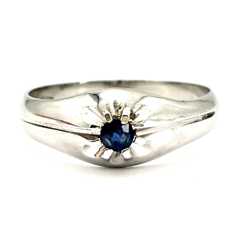 Men's band ring with solitaire sapphire, white gold; 6.15 gr.: Beautiful men's band ring, 18 kt white gold, with solitaire sapphire on central flower bezel. Simplicity, charisma and value in a distinctive combination, for a man of great personality, charm and