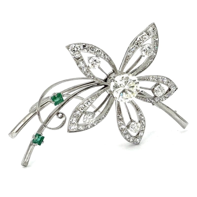 Masterpiece flower brooch, 2 ct solitaire white gold, diamonds and emeralds; 12.23 gr.: Masterful very important vintage flower brooch, with stunning central 2 ct diamond starring and with additional solitaire and side diamonds and double carat emerald, exquisitely crafted in 18 kt