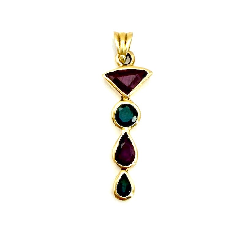 Corundum pendant (rubies and sapphires) in yellow gold - 2.3 gr.: Precious, special and essential at the same time! Vintage pendant with mixed fancy cut rubies and sapphires! 18 kt yellow gold jewelry, solid and bold with distinctive style and charisma! Our
