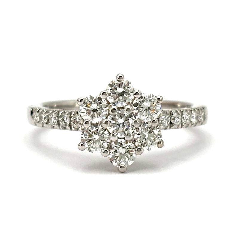 White gold and diamond flower ring; 1.01 ct ; 3.85 gr.: A bright, highly prized and eternal diamond flower, with diamonds also fronting the shank! Daisy ring in 18 kt white gold with 1.01 ct total brilliant-cut diamonds. An eternal, must-have wonder of