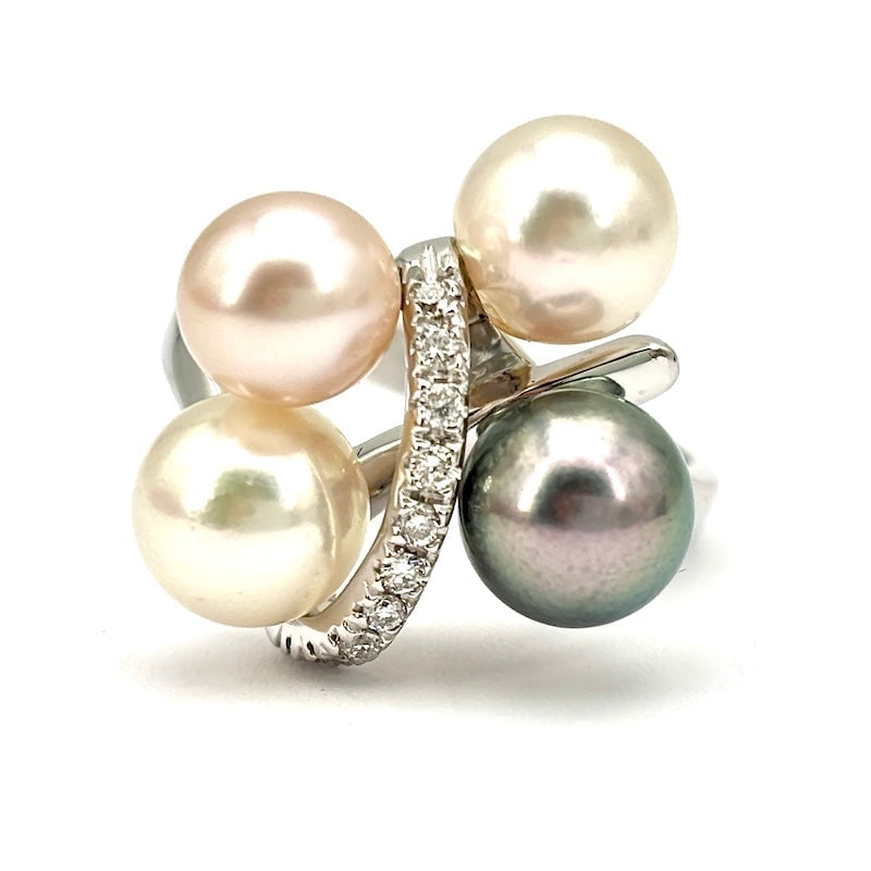 White and grey pearls, brilliants and white gold ring; 8.83 gr.: Extraordinary, impressive and very sophisticated bargain ring with 4 pearls in black-white hues, with sinuous line of brilliants embellishing the very rich white gold ring setting. More unique than ra