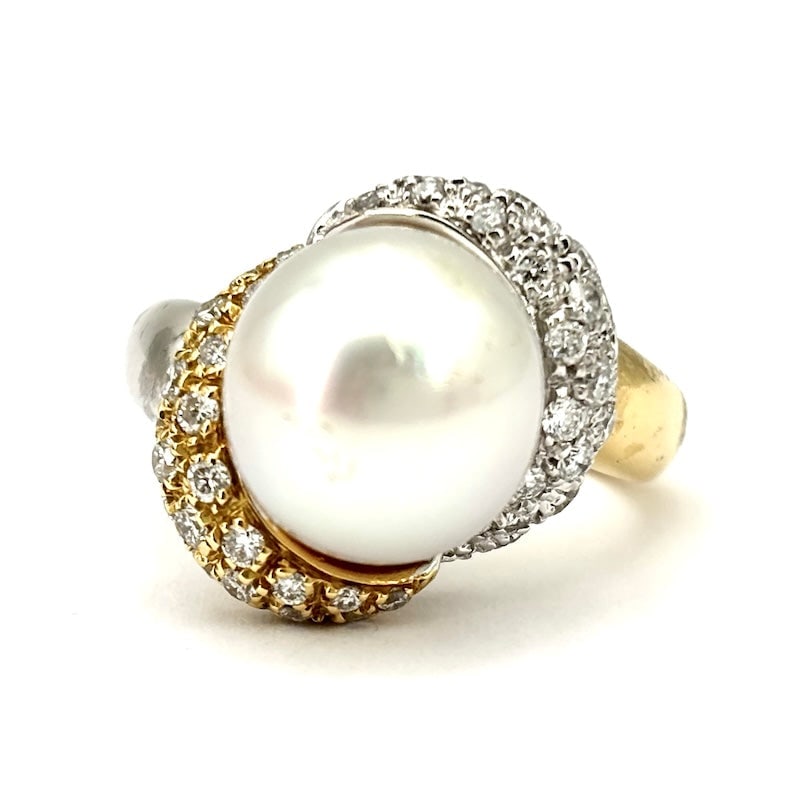 Akoya pearl ring, two-tone gold and brilliants; 11.96 gr.: Precious 18 kt white and yellow gold designer ring with central Akoya pearl, and two-tone embrace of brilliants. Two-tone setting, massive and important, yet understated at the same time. Our company'