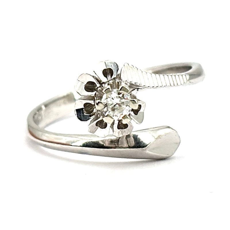 Vintage contrarie solitaire ring, white gold - 0.08 ct; 3.3 gr.: Exquisite vintage bargain solitaire ring, contrarie pattern setting, with diamond on flower set in an embrace of soft, sinuous retro-style lines. Our company's certification is available for free, upo