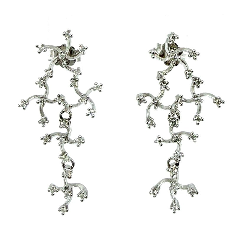 Brilliant and white gold branched earrings; 0.25-0.30 ct; gr 5.38: Sophisticated dangling earrings with semi-mobile branching motifs in 18 kt white gold with brilliants. Back with pin and butterfly back. Multifaceted and highly elegant design for a reconditioned-to-n