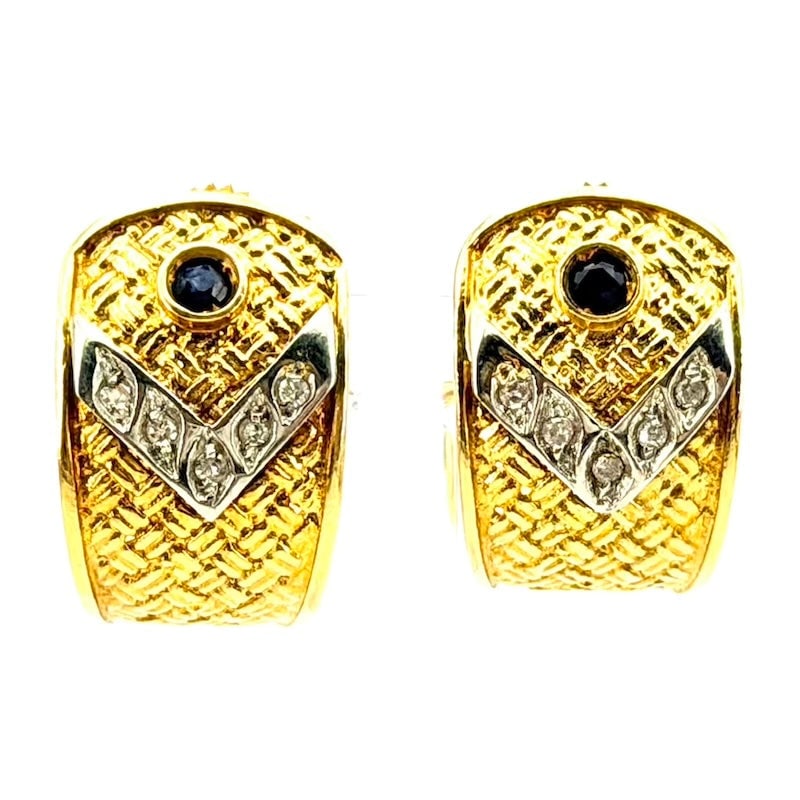 Gold crescent ring earrings, sapphires and diamonds; 2.7 cm - 6.94 gr.: Iconic 18 kt yellow gold quilted wide lobe and worked crescent moon earrings with white V-shaped diamond insert and sapphires. Solid, fashionable and universal short pendants! Back with pin and butter