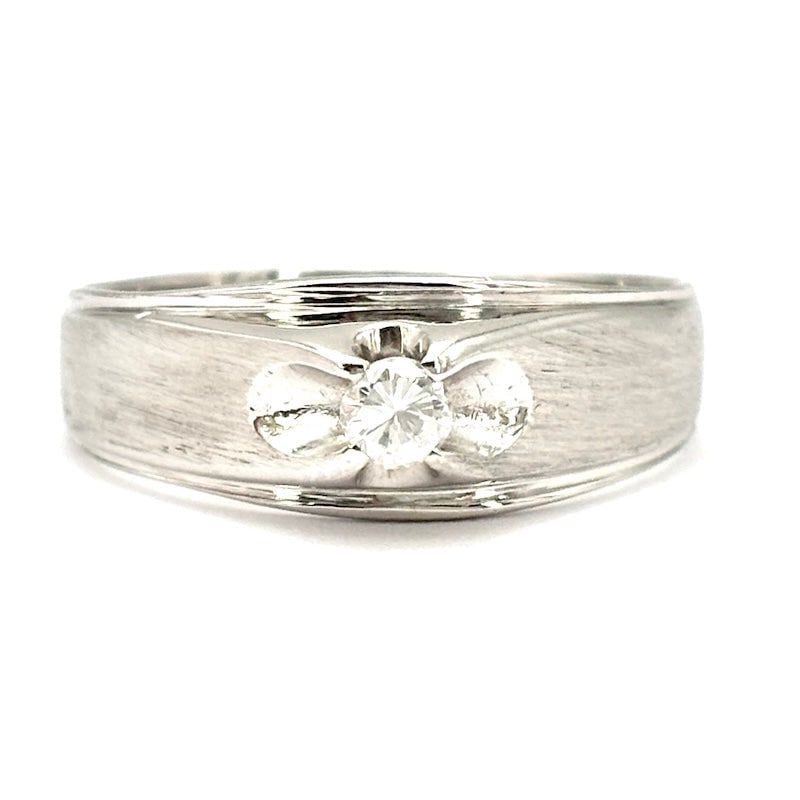 Men's diamond solitaire band ring, 18Kt white gold; 5.11 gr.: Beautiful unisex band ring, in 18 kt satin white gold, with central solitaire diamond. Simplicity, charisma and value in a distinctive combination, for a man of great personality, charm and style! Our