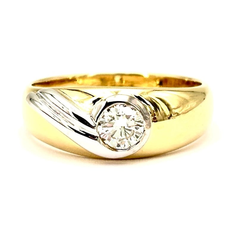 Two-tone gold band ring with solitaire diamond; 4.07 gr (1 of 6)