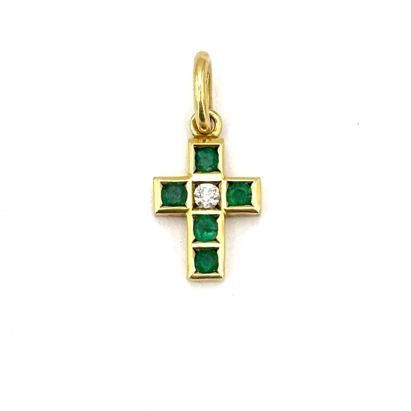 Crucifix pendant, emeralds, brilliant and yellow gold - 1.45 gr.: Tiny, delightful and essential vintage cross pendant with emeralds and sparkler! Jewel in 18 kt yellow gold, with 5 round-cut emeralds and central brilliant. A gem! Our company's certification is avai