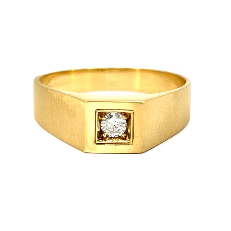 Men's brilliant solitaire and yellow gold ring; 7.28 gr.: Beautiful vintage men's ring, 18 kt yellow gold, with central solitaire brilliant on square bezel. Simplicity, sublime satin finishes and fine quality in a distinctive combination, for a man of great