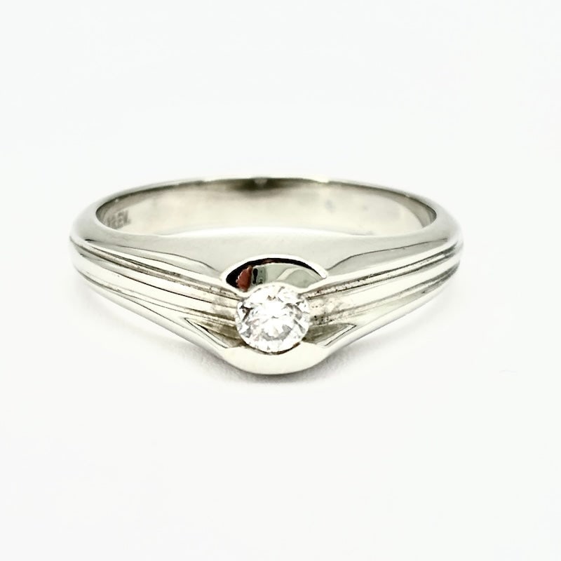 Men's brilliant solitaire and white gold ring; 4.68 gr.: Beautiful vintage unisex ring, 18 kt white gold, with central solitaire brilliant on centrally raised fluted band. Simplicity, grandeur and value in a distinctive combination, for a man of great perso