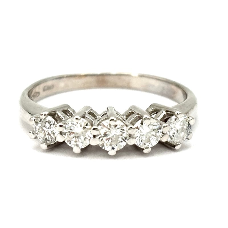 Riviera ring 5 brilliants and white gold - 0.60-0.70 ct; 2.99 gr: A beautiful OCCASION riviera! Universal white ring, immortal and eternal! 18 kt white gold riviera ring with 5 brilliants for 0.60-0.70 ct total mounted slightly overhead in a fan shape. A timeless an