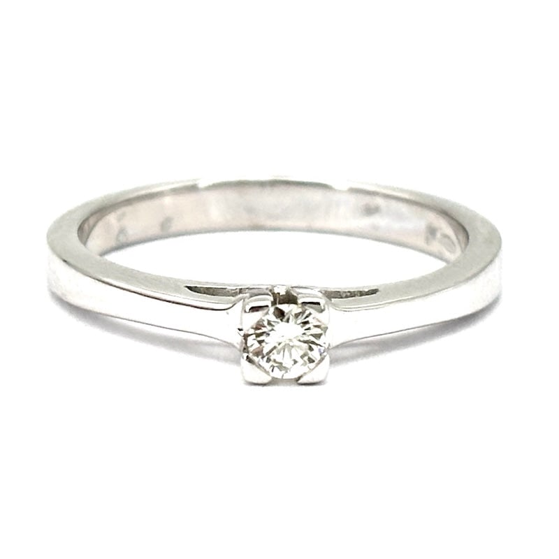 White gold solitaire ring, 0.15-0.20 ct; 3.46 gr: An essential 18K white gold solitaire ring, crafted with a refined four-prong setting showcasing a radiant brilliant-cut diamond. A timeless emblem of devotion, pre-owned in like-new condition and off