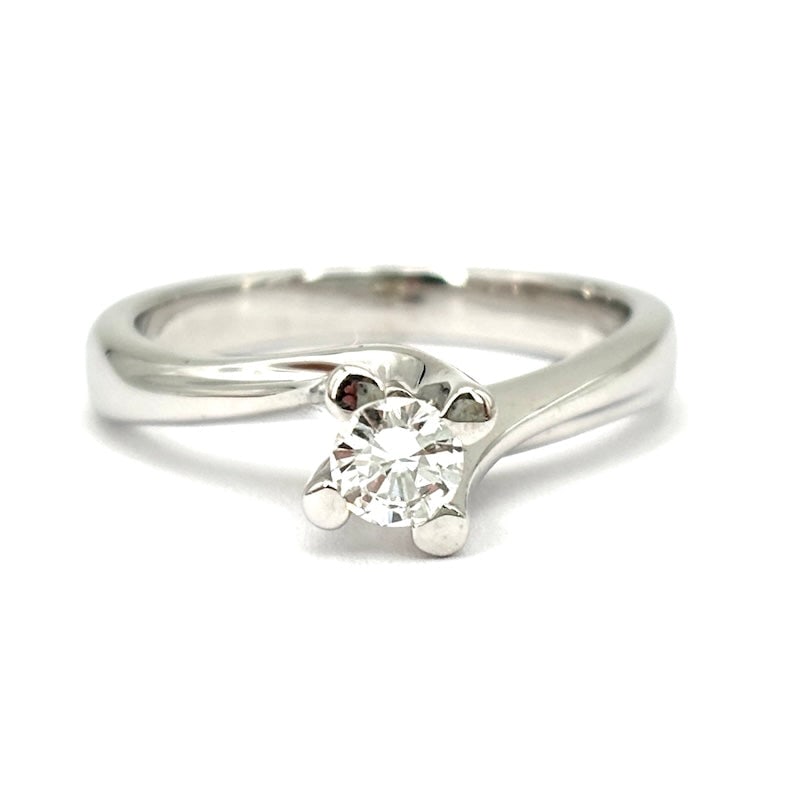 White gold solitaire ring, 0.28-0.32 ct; 5.54 gr.: Essential and eternal solitaire ring in 18 kt white gold valentine model. Brilliant-cut diamond for 0.28-0.32 ct, G-VS color; 5.54 g is the weight of the ring. The tangible s imbolo jewel of a promise