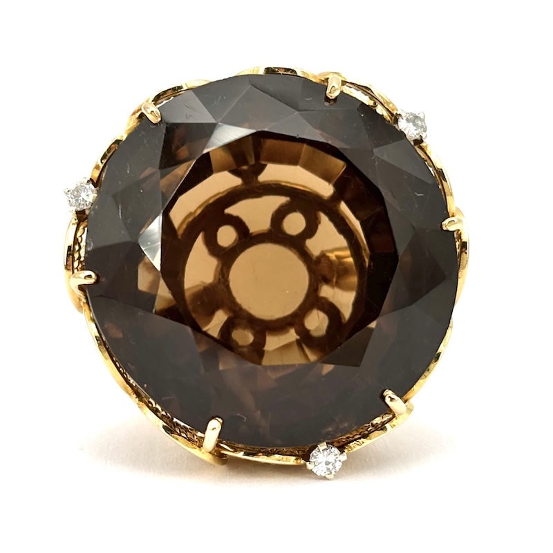 Vintage maxi smoky quartz and yellow gold hearts ring; 28.54 gr.: Huge, very special and impressive vintage 18 kt yellow gold ring, with beautiful circular smoky quartz set in full light with openworked perimeter cordonet hearts! Incredible setting for an unusual an