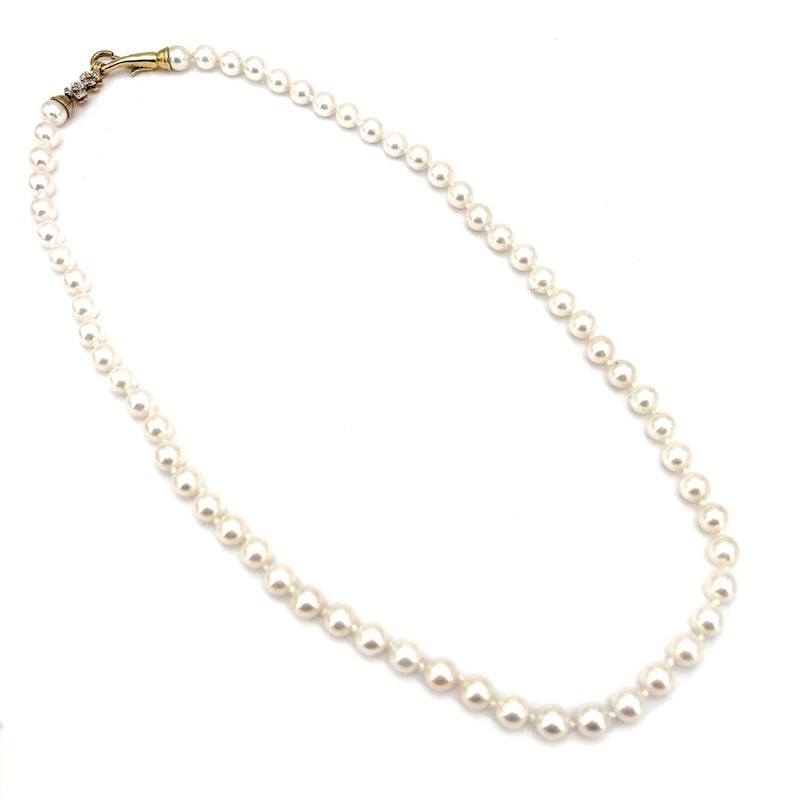 Damiani Akoya pearl necklace - 6.5-7 mm - 51 cm; 31.13 g: Precious, classic and ever-present Damiani necklace of spherical Japanese pearls 6.5-7 mm in diameter. 18 Kt yellow gold lobster clasp with double diamond flower on white gold. A Damiani signature whi