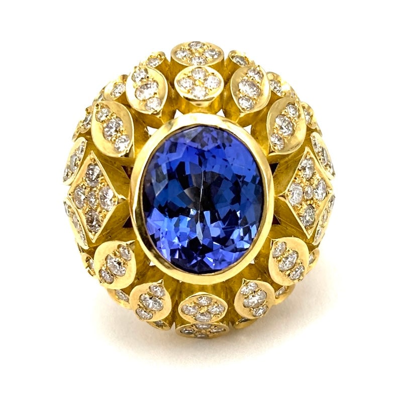 Tanzanite dome ring, brilliants, yellow gold - 15.5 gr.: Magnificent, sumptuous and opulent domed ring with extraordinarily beautiful, central oval tanzanite framed by bright brilliants on a design composed of squares, spools and rounds! Fabulous jewel! Our