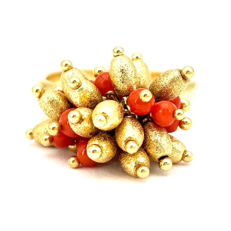 Coral and olive cluster ring of yellow gold; 8.37 gr.: Young and vibrant design, super glamorous! Cluster ring in 18 kt yellow gold, with natuarli corals and satin olivettes for a real tintinnate super fashionable treat! Our company's certification is ava