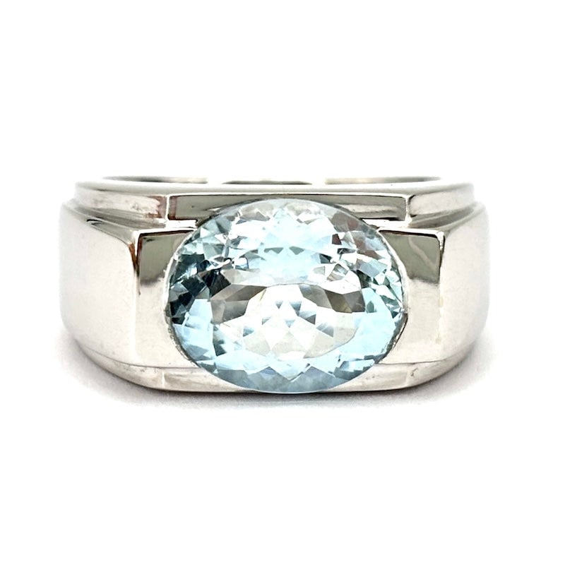 Aquamarine band ring, white gold; 10.74 gr.: A refined, linear and massive touch of heavenly class! Band ring with fabulous central oval-cut aquamarine, bridge mounted on 18 kt white gold. A blue, comfortable, important jewel, yet with bold geom