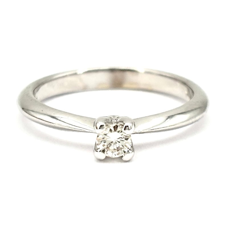 White gold solitaire ring, 0.18-0.20 ct; 3.47 g: Essential and eternal bargain solitaire ring in 18 kt white gold mounted with 4 griffes. Solitaire brilliant-cut diamond for 0.18-0.22 ct, G-VS color. Our company's certification is available for free