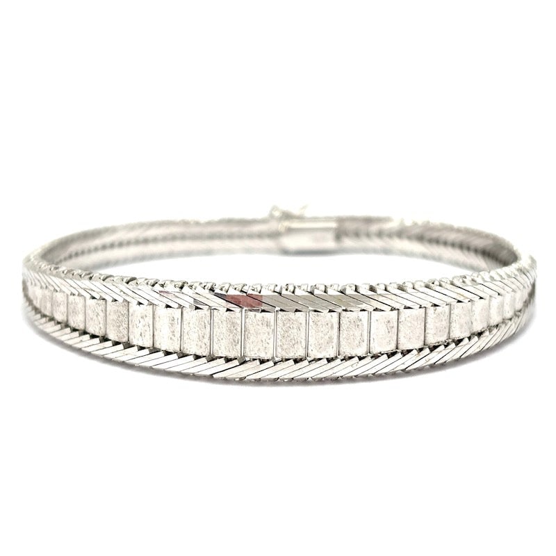 Vintage semirigid bracelet, white gold; 26.36 gr - 18.5 cm: Exquisite one-of-a-kind piece of vintage semi-rigid bracelet, in 18kt white gold from the combined goldsmith's craftsmanship satin-finished with bars and polished to smooth, truly old-fashioned. 8