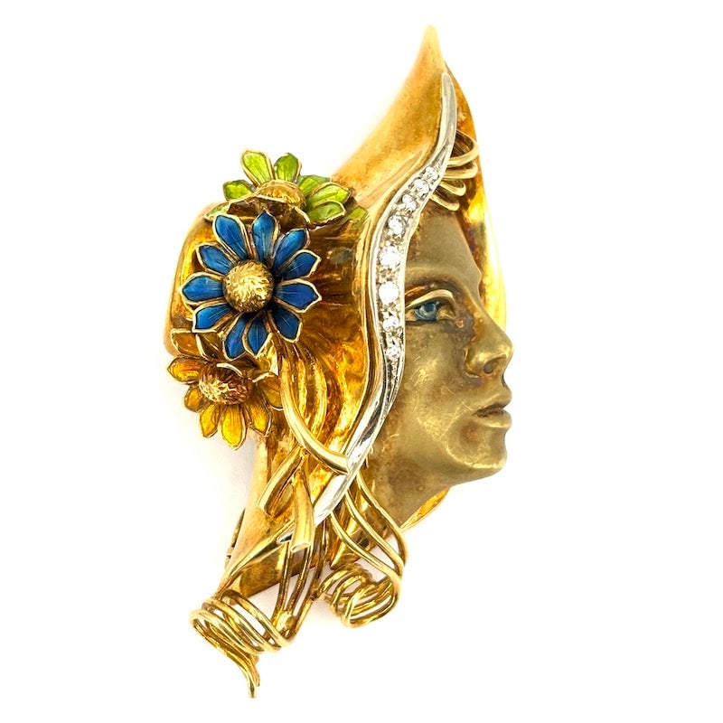 Masterpiece sculpture brooch 18 kt gold and diamonds, worked with enamel; 29.72 gr.: Spectacular very rare brooch sculpture of a lady's face with hat, a masterpiece of goldsmith's craftsmanship egregiously made of 18 kt yellow gold, with enamel work and with brilliants. A stylish acce