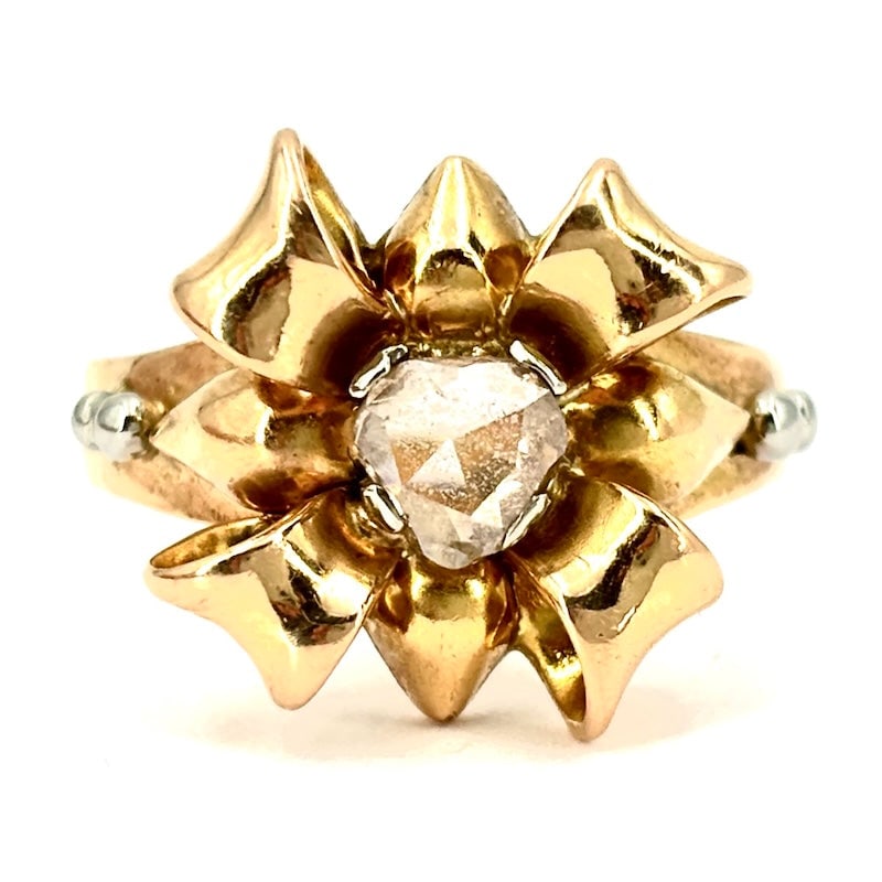 Antique heart-cut solitaire antique bow ring; 5.48 gr.: Adorable and artistic vintage style ring, 1940s, in 18 kt gold, with antique heart-cut solitaire coronet pink diamond spotlight for 0.15-0.20 ct. Masterful and vexatious setting styled with volume and