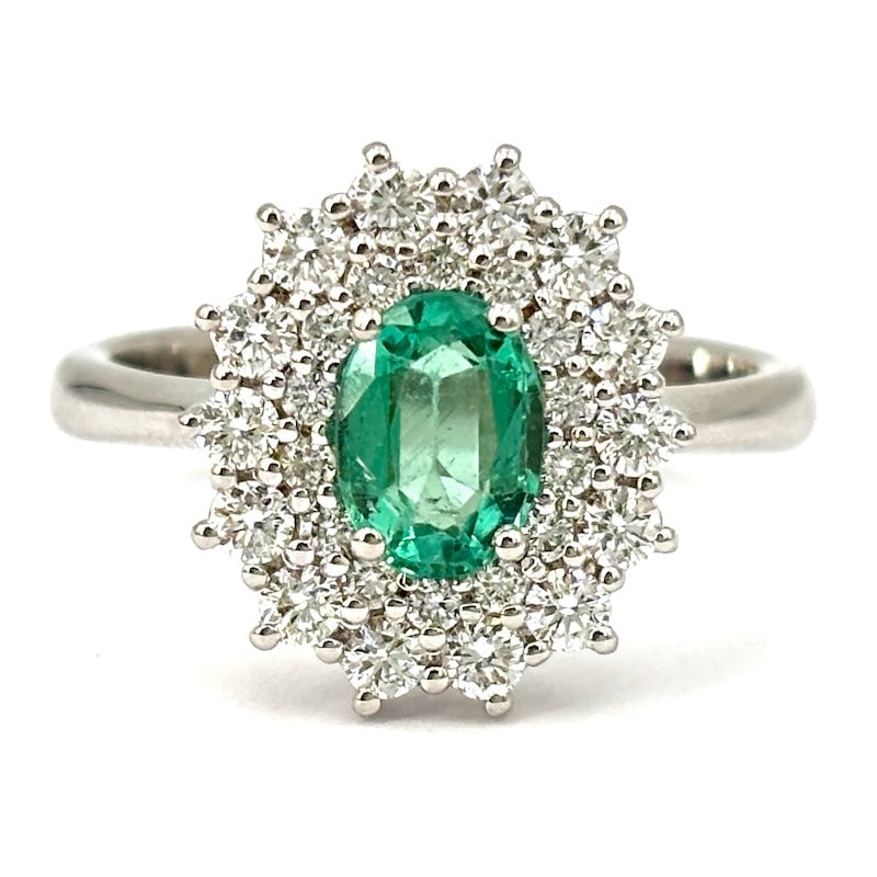Emerald daisy ring and double round brilliants; 6.26 gr.: Precious daisy ring of fabulous emerald, framed by important double circle of brilliants, on 18 kt white gold. An evergreen jewel in a version of excellence. Our company's certification is available f