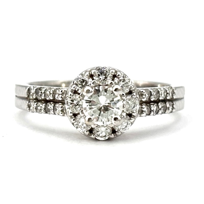 Diamond flower solitaire ring, and white gold - 0.20-0.25 ct + 0.35-0.40 ct; 3.96 gr: Romantic bargain ring with diamond solitaire/flower and double side half row of diamonds! Circular daisy ring in 18 kt white with solitaire brilliant-cut diamond for 0.20-0.25 ct and perimeter diamond