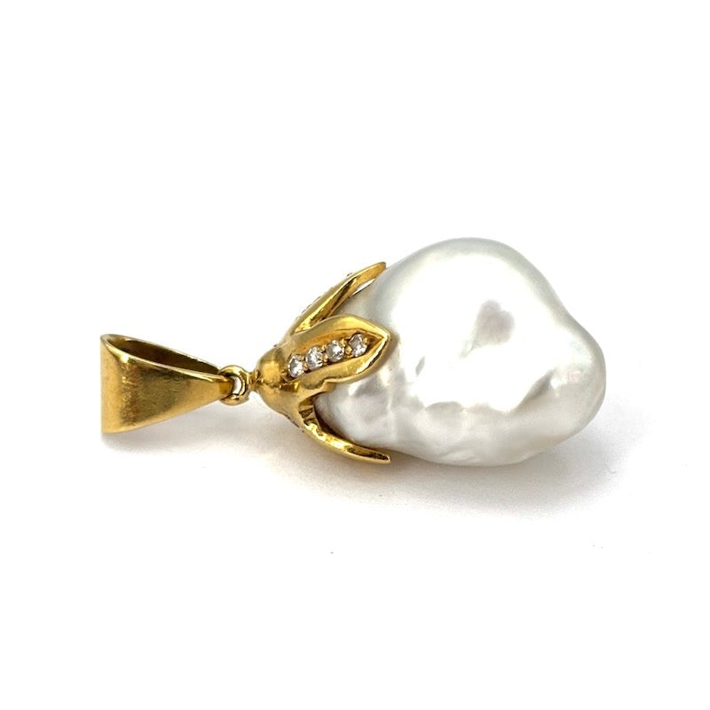Australian white baroque pearl, yellow gold and brilliants pendant; 6.5 gr.: Unique beauty and distinctive character for this stunning pendant with white baroque Australian maxi pearl and ultra-feminine 18 kt yellow gold setting with diamonds. Our company's certification is av