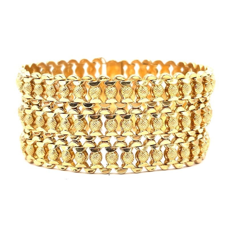 Vintage 1950s maxi cuff bracelet, yellow gold; 58.21 gr - 19.5 cm: A fabulous vintage maxi cuff bracelet all in 18 kt yellow gold, with soft, romantic, masterfully crafted motifs! An extraordinary and very large 50s wide band all gold, double 8 safety bracelet. Ultra