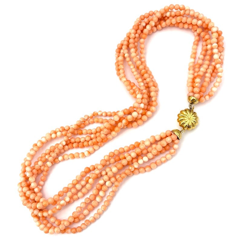 6-strand pink coral and gold torchon necklace - 109 gr.: Romantic and sophisticated torchon choker necklace composed of 6 strands of natural pink coral, micro spherical cut, smooth, 4-5 mm in diameter, with important fluted flower clasp (by 1.8 cm) and 18 k