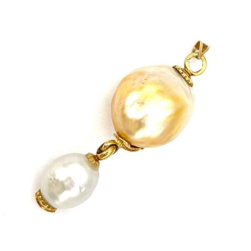 White and gold baroque double sea pearl pendant, yellow gold; 8.45 gr.: Uniqueness and character for this simple double pendant with white and gold baroque maxi sea pearl and 18 kt yellow gold setting. Different pearls imperfect and irregular, but bold and beautiful!!! Ou