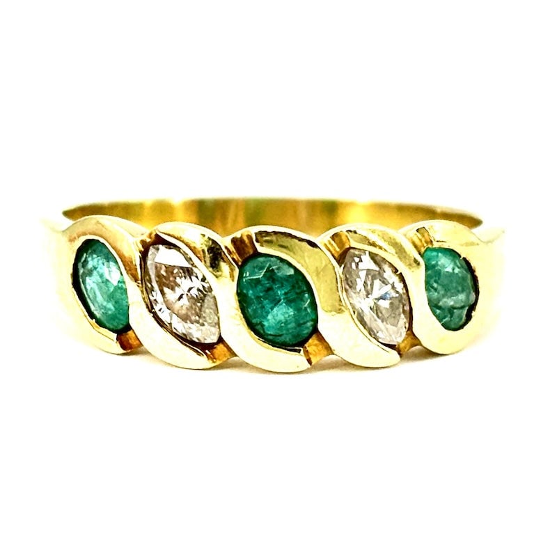 Emeralds, diamonds and yellow gold riviera ring; 4.81 gr.: Wonderful and functional emerald and diamond marquise riviera band ring in 18 kt yellow gold. Gorgeous and precious truly pret a porter occasion. Our company's certification is available for free, upo