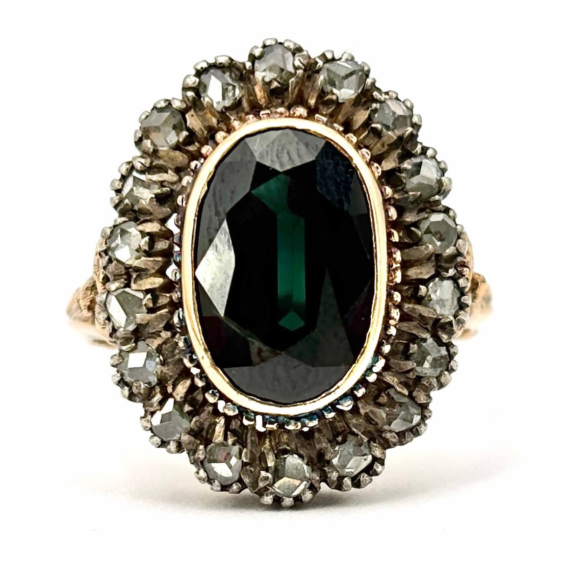 Vintage sapphire and diamond daisy ring; 7.49 gr.: Magical vintage ring proposal, maxi daisy demode! Poetic and wonderful antique-style ring, Florentine saddle, in yellow gold with central sapphire and perimeter rose-cut diamonds, mounted on sterling