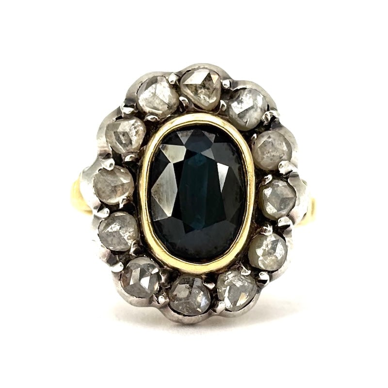 Vintage sapphire and diamond daisy ring; 6.84 gr.: Magical vintage ring proposal, maxi daisy demode! Poetic and wonderful antique-style oval patch ring in yellow gold with blue/petroleum green central sapphire detail and perimeter crown rose diamonds,