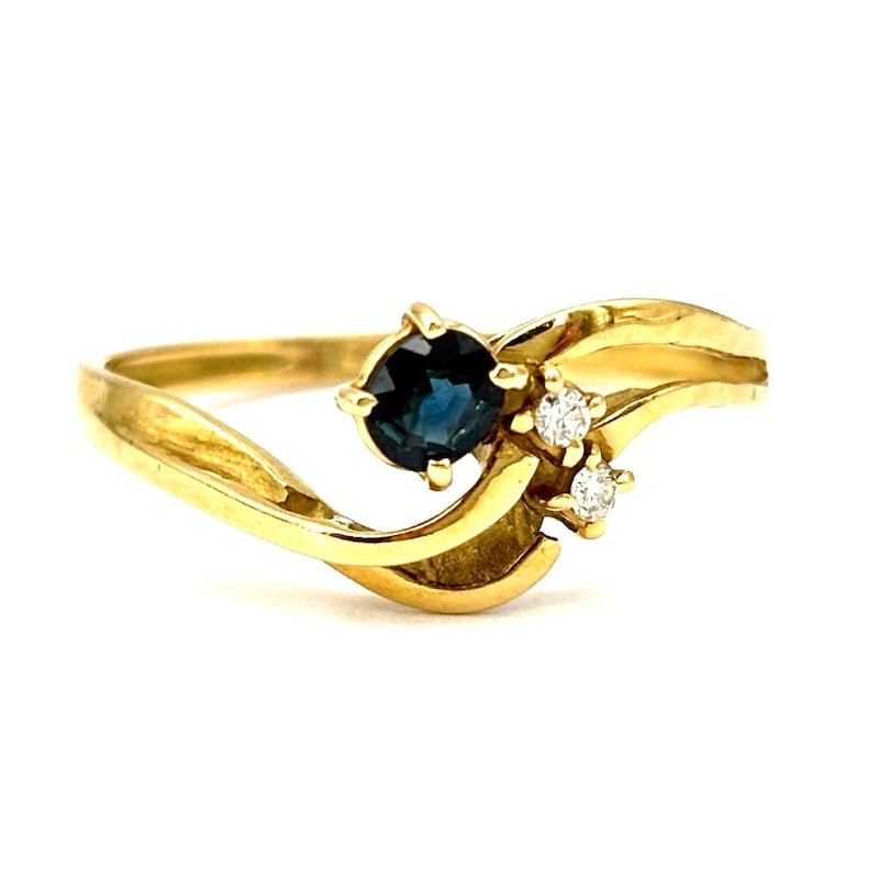 Vintage contraire-like ring, sapphire, yellow gold and brilliants; 2.18 gr.: Very pretty vintage contrarie-like ring in 18 kt yellow gold, front sapphire and double sparkle. The retro, yet young, clean and precious design gives a timeless appeal to this lovely vintage gem. Our