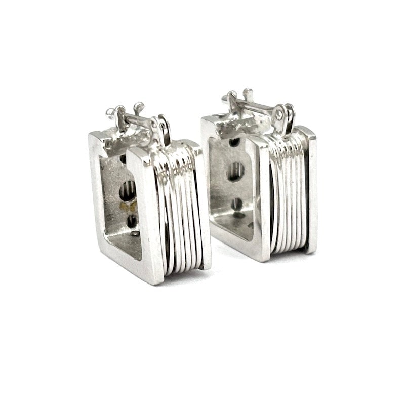 Ring earrings, full square white gold; 1.4 cm - 6.94 gr.: Small, thick 18 kt white gold square ring earrings, short, fluted band pendants! Back with interlocking stud. A massive yet discreet and super chic passe-partout to absolutely have! Our company's cert