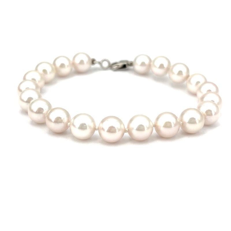 Akoya pearl and gold bracelet; 19 cm - 16.37 gr.: A wonderful timeless and highly refined classic! 19 cm long, single-strand bracelet of Japanese Akoya pearls, 8-8.5 mm in diameter. 18 kt white gold lobster clasp. Gorgeous pearls! Our company's certi