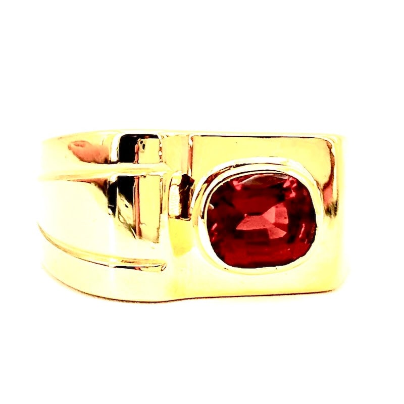 Men's band bridge ring, garnet, yellow gold; 15.5 gr.: A bright, impressive, unique men's jewelry with great character! Men's band ring, bridge model, in solid 18 kt yellow gold, with cushion-cut garnet, full, solid and asymmetrical setting. Truly fabulou