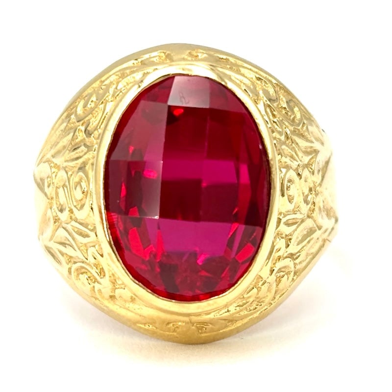 Men's chevalier ring, red oval gemstone, yellow gold; 9.69 gr.: A bright, impressive, masterfully engraved men's jewelry with great character! Men's ring, chevalier model, in highly worked 18 kt solid yellow gold, with oval, faceted synthetic red gemstone squared,